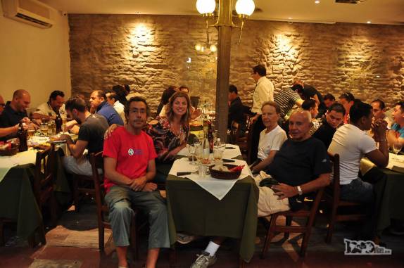 Almoçando em restaurante do Mercado del Puerto, no Centro Velho de Montevideo, no Uruguai